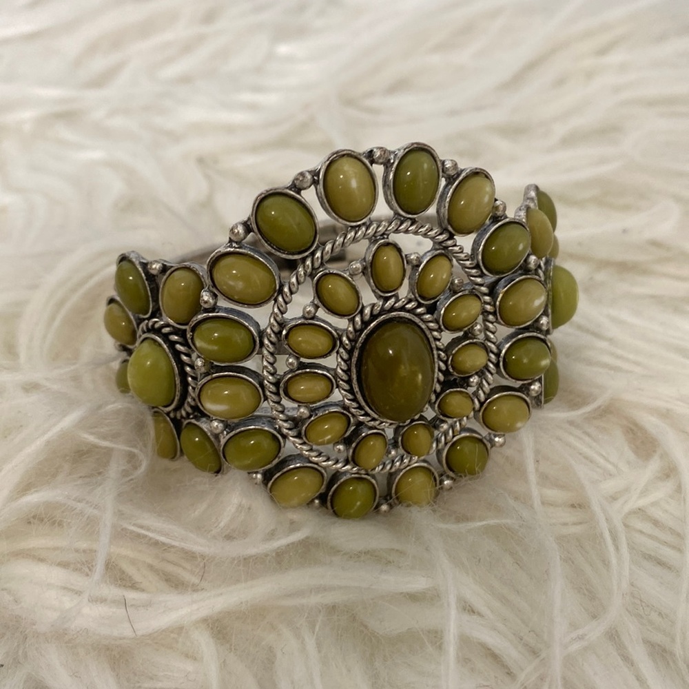 COSTUME BRACELET WITH GREEN STONES
